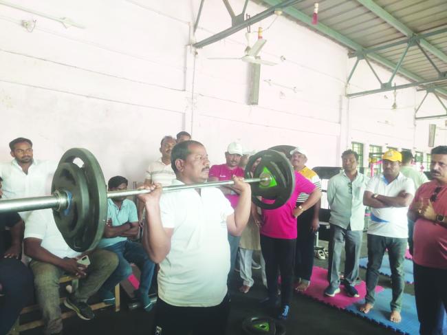 ಭಾರ ಎತ್ತುವ ಸ್ಪರ್ಧೆಯಲ್ಲಿ ಶಿಕ್ಷಕ ಮಲ್ಲಿಕಾರ್ಜುನ ರಾಜ್ಯಮಟ್ಟಕ್ಕೆ ಆಯ್ಕೆ 