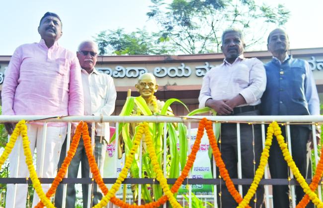 ಮಹಾತ್ಮ ಗಾಂಧಿಜಿ ಪ್ರತಿಮೆಗೆ ಹೊರಕೇರಿ ಮಾಸ್ತರ ಶಿಕ್ಷಣ ಪ್ರತಿಷ್ಠಾನ ವತಿಯಿಂದ ಮಾಲಾರೆ​‍್ಣ 