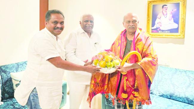 ಪ್ರಭಾಕರ ಕೋರೆ ಅವರನ್ನು ಸತ್ಕರಿಸಿದ ಈರಣ್ಣ ಕಡಾಡಿ 