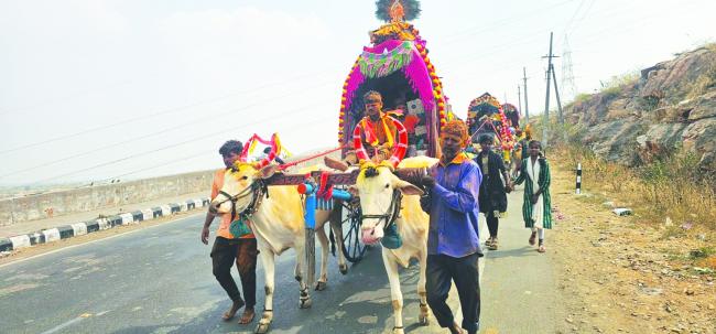 ಭಾರತ ಹುಣ್ಣಿಮೆ ಜಾತ್ರೆಗೆ ಯಲ್ಲಮ್ಮನಗುಡ್ಡ ಸಜ್ಜು ಶುಕ್ರವಾರದಿಂದಲೇ ಅಮ್ಮನ ಸನ್ನಿಧಿಯತ್ತ ಭಕ್ತರ ದಂಡು ಹರಿದುಬರುತ್ತಿದ್ದು, ತುಂಬಿ ತುಳುಕುತ್ತಿದೆ ಗುಡ್ಡದ ಪರಿಸರ: ಮಗಿಲು ಮುಟ್ಟಿದ ಜೈಕಾರ 