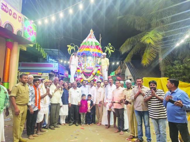 ಶ್ರೀ ವೀರಭದ್ರೇಶ್ವರ ಹಾಗೂ ಕಲ್ಮೇಶ್ವರ 71 ನೇ ವರ್ಷದ ಜಾತ್ರಾ ಮಹೋತ್ಸವ ಅಂಗವಾಗಿ  ತೇರಿನ ಮೆರವಣಿಗೆ