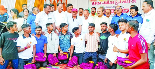 ರಾಷ್ಟ್ರೀಯ ಖೋಖೋ ತಂಡಕ್ಕೆ ಸಂಸದ ಬೊಮ್ಮಾಯಿ ಸಮವಸ್ತ್ರ ವಿತರಣೆ