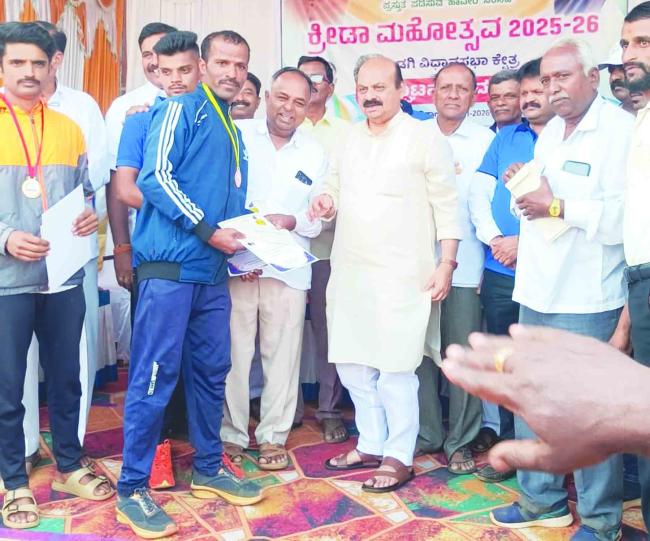 ಕ್ರೀಡಾ ಪಟು ಕಿರಣ ಗಾಜಿ ಪ್ರಶಸ್ತಿ ನೀಡಿ ಗೌರವಿಸಿದರು ಮಾಜಿ ಸಿಎಂ ಬಸವರಾಜ ಬೊಮ್ಮಾಯಿ  