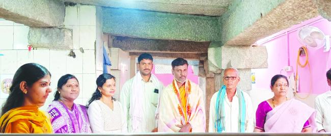 ಏಳುಹೆಡೆ ನಾಗಪ್ಪ ದೇವಸ್ಥಾನದಲ್ಲಿ ಪುರೋಹಿತ ವಿಶ್ವನಾಥಸ್ವಾಮಿಗೆ ಭಕ್ತರ ಸನ್ಮಾನ 