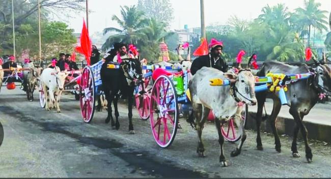 ದಾಂಡೇಲಿಯ ಕಾಳಿನದಿ ಸೇತುವೆ ಮೇಲೆ ಉಳವಿಗೆ ತೆರಳುತ್ತಿರುವ  ಚಕ್ಕಡಿಗಾಡಿಗಳು  