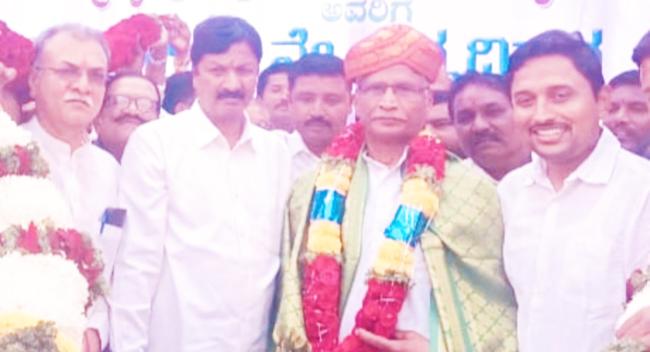 71ನೇ ಹುಟ್ಟುಹಬ್ಬದ ನಿಮಿತ್ಯ ಶ್ರೀಮಂತ ಪಾಟೀಲರಿಗೆ ಅಭಿನಂದಿಸಿದ ಗಣ್ಯರು 