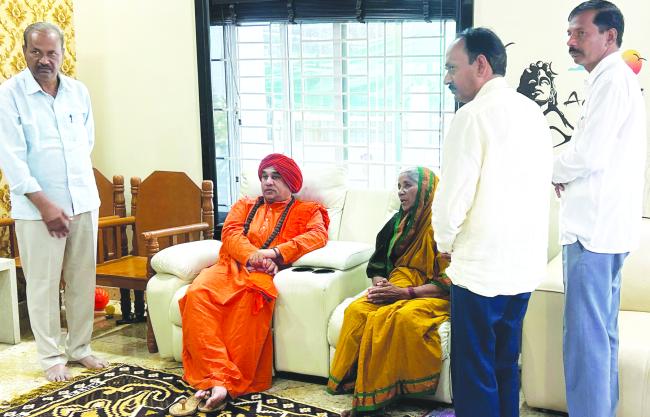 ಎಂ.ಬಿ.ಪಾಟೀಲರು ನಡೆ-ನುಡಿಗಳಲ್ಲಿ ಸರಳತೆ, ವಿನಮ್ರತೆ, ಸತ್ಯ ಮತ್ತು ಪ್ರಾಮಾಣಿಕತೆ ಧರ್ಮವಂತರಾಗಿದ್ದರು : ಹುಕ್ಕೇರಿ ಶ್ರೀಗಳು 