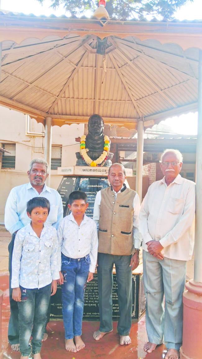 ಡಾ. ದ.ರಾ.ಬೇಂದ್ರೆ ಜನ್ಮದಿನ: ಪ್ರತಿಮೆಗೆ ಮಾಲಾರೆ​‍್ಣ, ಗೌರವ ಸೂಚನೆ 