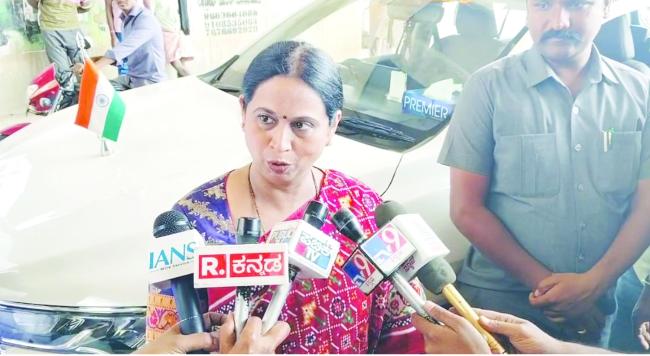 ಕೇಂದ್ರದ ಬಜೆಟ್ ಕರ್ನಾಟಕ ಪಾಲಿಗೆ ನಿರಾಸೆ : ಸಚಿವೆ ಲಕ್ಷ್ಮೀ ಹೆಬ್ಬಾಳಕರ್ ಕರ್ನಾಟಕಕ್ಕೆ ಕೇಂದ್ರದಿಂದ ಪದೆ ಪದೇ ಅನ್ಯಾಯ   