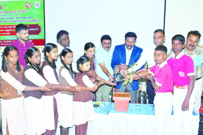 ಸಂಡೂರು: ಶಾಲಾ ಮಕ್ಕಳೊಂದಿಗೆ ಸಂವಾದ ಅಧಿಕಾರಿಗಳು ಕ್ರಿಯಾಶೀಲತೆಯಿಂದ ಕಾರ್ಯಪ್ರವೃತ್ತರಾಗಬೇಕು: ಶಶಿಧರ್ ಕೋಸಂಬೆ 