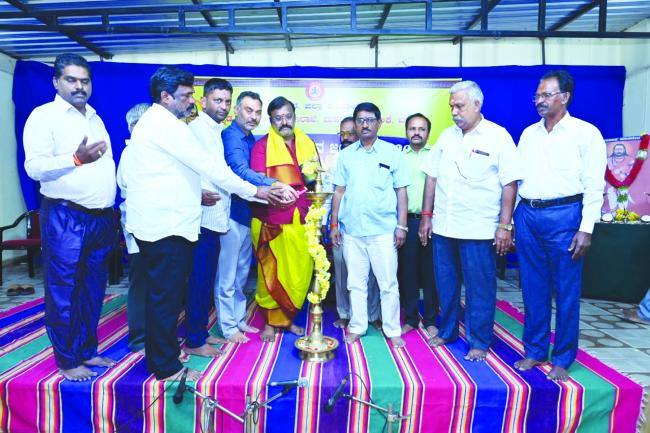 ಮಡಿವಾಳ ಮಾಚಿದೇವ ಜಯಂತ್ಯೋತ್ಸವದಲ್ಲಿ ಮೇಯರ್ ಪಿ.ಗಾದೆಪ್ಪ ಕರೆ ಶಿವಶರಣರ ಆದರ್ಶಗಳನ್ನು ಜೀವನದಲ್ಲಿ ಅಳವಡಿಸಿಕೊಳ್ಳೋಣ  