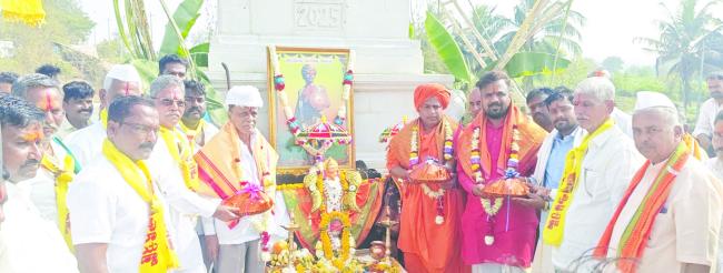 ದೇಶಕ್ಕಾಗಿ ತಮ್ಮ ಬದುಕನ್ನೇ ತ್ಯಾಗಮಾಡಿದ ಮಹಾನ ಪುರುಷರನ್ನು ಪ್ರತಿಯೊಬ್ಬರೂ ಸ್ಮರಣೆ ಮಾಡಬೇಕು: ಸುಣಧೋಳಿ ಶ್ರೀಗಳು 