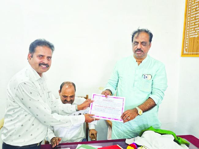 ಜಿಲ್ಲಾ ಕೈಗಾರಿಕಾ ಸರಬರಾಜು ಮತ್ತು ಮಾರಾಟ ಸಹಕಾರ ಸಂಘ ಅಧ್ಯಕ್ಷರಾಗಿ ಅವಿರೋಧ ಆಯ್ಕೆ