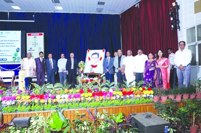 ದಿ. ಡಾ. ಎಸ್‌. ಡಬ್ಲೂ. ಮೆಣಸಿನಕಾಯಿರವರ ಭಾವಚಿತ್ರಕ್ಕೆ ಗಣ್ಯರಿಂದ ಪುಷ್ಪಾರ್ಚನೆ  