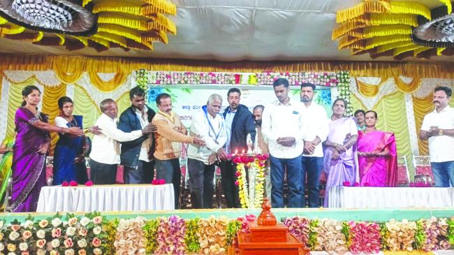 ಬೆಕ್ಕೋಡ ಸರ್ಕಾರಿ ಹಿರಿಯ ಪ್ರಾಥಮಿಕ ಶಾಲೆಯಲ್ಲಿ ಅಮೃತ ಮಹೋತ್ಸವ ಹಾಗೂ ವಾರ್ಷಿಕ ಸನ್ಮಾನ ಕಾರ್ಯಕ್ರಮ 