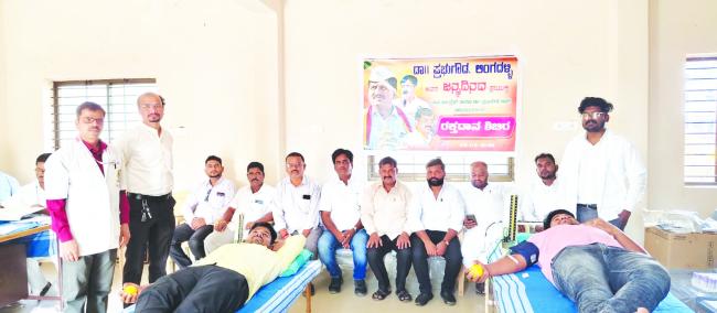 ಡಾ. ಪ್ರಭುಗೌಡರ ಜನ್ಮದಿನ: ಅಭಿಮಾನಿಗಳಿಂದ ರಕ್ತದಾನ ಶಿಬಿರ ಹಾಗೂ ಹಣ್ಣು ಹಂಪಲ ವಿತರಣೆ