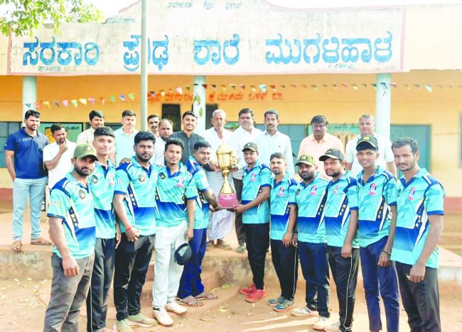 ಮುಗಳಿಹಾಳ ಪ್ರೀಮಿಯರ್ ಲೀಗ್ ಟ್ರೋಪಿಯನ್ನು ಎತ್ತಿ ಹಿಡಿದ ಸೂಪರ್ ಕಿಂಗ್ಸ್‌ ತಂಡ 