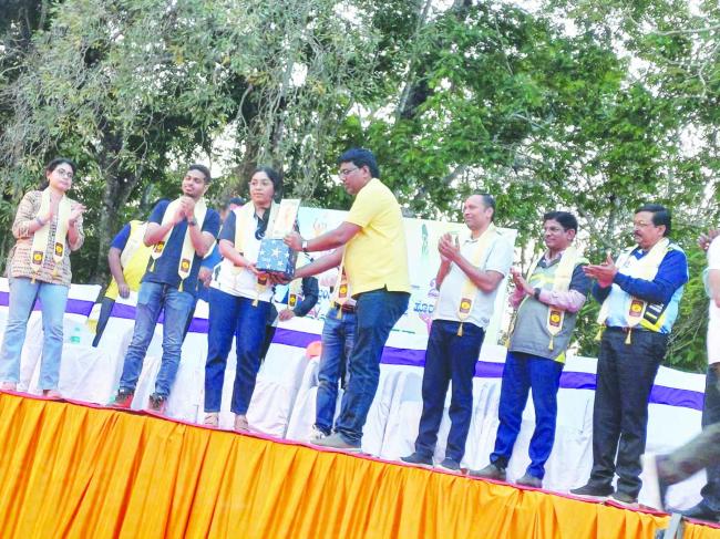ಉತ್ತರ ಕನ್ನಡ ಜಿಲ್ಲಾಧಿಕಾರಿ ಲಕ್ಷಿ ಪ್ರಿಯಾ ಅವರಿಂದ ಕ್ರೀಡಾಕೂಟದಲ್ಲಿ ವಿಜೇತರಿಗೆ ಬಹುಮಾನ ವಿತರಣೆ