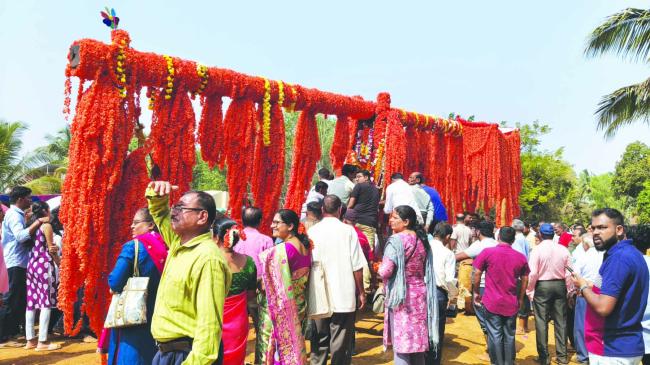 ಕನಕಾಂಬರ ಹೂವಿನ ಅಲಂಕಾರದ ಬಂಡಿ ಎಳೆವ ವಿಶಿಷ್ಟ ಮಾರ್ಕೆಪುನವ್ ಜಾತ್ರೆ 