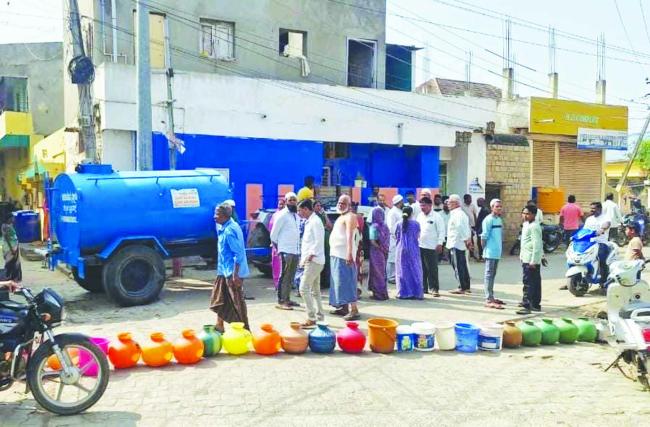 ವಯೋವೃದ್ಧರ ಹಿತದೃಷ್ಟಿಯಿಂದ ನಗರಸಭೆಯಿಂದ ಪೂರೈಸಿದ ಟ್ಯಾಂಕರ್ ನೀರನ್ನು ತಿರಸ್ಕರಿಸಿದ ಪ್ರಜ್ಞಾವಂತ ನಾಗರಿಕರು 