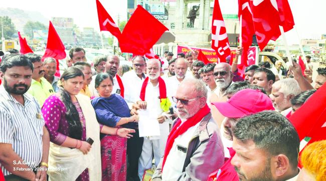 ಕಟ್ಟಡ ಕಾರ್ಮಿಕರ ಮಕ್ಕಳಿಗೆ ಸ್ಕಾಲರ್ಶಿಪ್ ಬಿಡುಗಡೆಗೆ ಮತ್ತು ಟೆಂಡರ್ ಹಗರಣ ನ್ಯಾಯಾಂಗ ತನಿಖೆಗೆ  ಆಗ್ರಹಿಸಿ ಬೃಹತ್ ಪ್ರತಿಭಟನಾ ಮೆರವಣಿಗೆ ನಡೆಸಿ ಮನವಿ.   