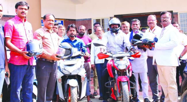 ವಾಹನ ಚಾಲಕರು ರಸ್ತೆ ಸುರಕ್ಷತೆಗೆ ಮೊದಲ ಆದ್ಯತೆ ನೀಡಿ- ನ್ಯಾ. ಮಹಾಂತೇಶ ದರಗದ 