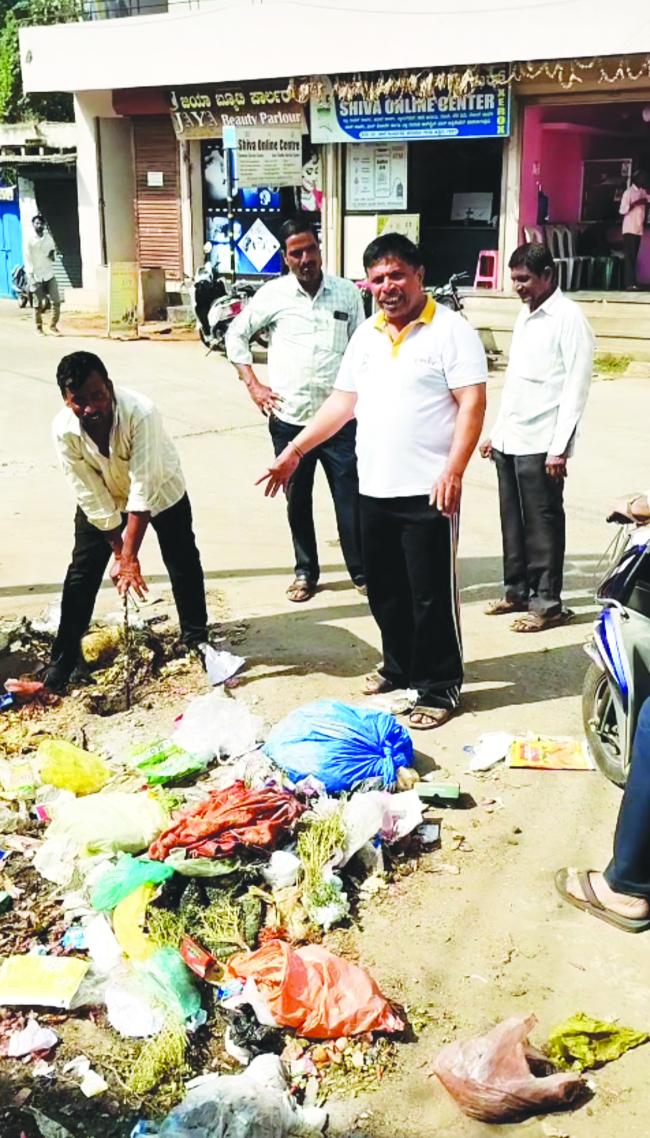  ನಗರಸಭೆಯ  ಪೌರಕಾರ್ಮಿಕರ, ವಾಲ್ಮನಗಳ ಆರೋಗ್ಯ ಮಾರಕವಾದ ನೀರಿನ ವಾಲ್ ಗಳು : ರಾಘವೇಂದ್ರ ಪಾಲನಕರ ವಿಷಾದ 