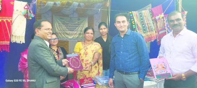 ಬಳ್ಳಾರಿ: ಜಿಲ್ಲಾ ಮಟ್ಟದ ವಸ್ತು ಪ್ರದರ್ಶನ ಮತ್ತು ಮಾರಾಟ ಮೇಳಕ್ಕೆ ಜಿಲ್ಲಾಧಿಕಾರಿ ನಾಗೇಂದ್ರ ಪ್ತಸಾದ್‌.ಕೆ ಭೇಟಿ-ಪ್ರಶಂಸೆ 