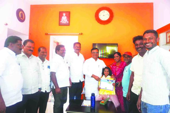  ಫ್ಯಾಶನ್ ಶೋ ಐಕಾನ್ ಆಫ್ ಇಂಡಿಯಾ ಸ್ಪರ್ಧೆಯಲ್ಲಿ ಪ್ರಥಮ ಸ್ಥಾನ ಪಡೆದ ಸಿಂಚನಾಗೆ   ಸನ್ಮಾನ 