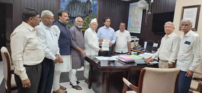 ಸ್ಟೇಷನ್ ಮಾಸ್ಟರ್ ಪರೀಕ್ಷೆಗೆ ಕನ್ನಡ ಭಾಷೆಯಲ್ಲಿಯೂ ಅವಕಾಶ ನೀಡದೇ ಕೇವಲ ಹಿಂದಿ ಇಂಗ್ಲೀಷ ಭಾಷೆಗಳಿಗೆ  ಮಾತ್ರ ನೀಡಿದ್ದನ್ನು ಪ್ರತಿಭಟಿಸಿ   ಮನವಿ 