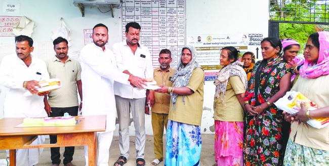 ಪೌರಕಾರ್ಮಿಕರಿಗೆ ಬಟ್ಟೆ, ಸಿಹಿ ವಿತರಿಸಿ ಹುಟ್ಟುಹಬ್ಬ ಆಚರಣೆ 