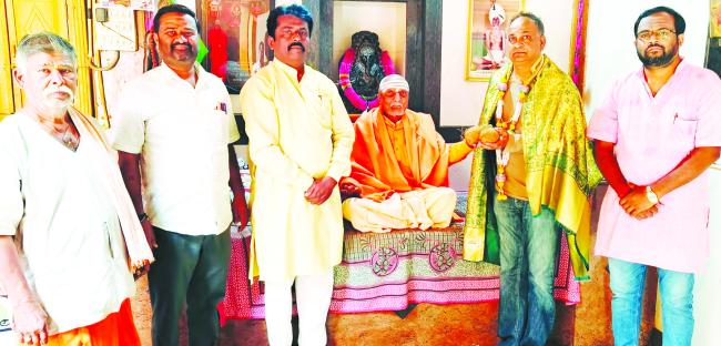 ಅಮ್ಮಿನಬಾವಿ ಸಂಸ್ಥಾನ ಪಂಚಗೃಹ ಹಿರೇಮಠಕ್ಕೆ ಅಮೇರಿಕೆ ಶಿಕಾಗೋ ನಿವಾಸಿ ಸಾಹಿತಿ ರವಿ ಹಂಜ್ ಭೇಟಿ 