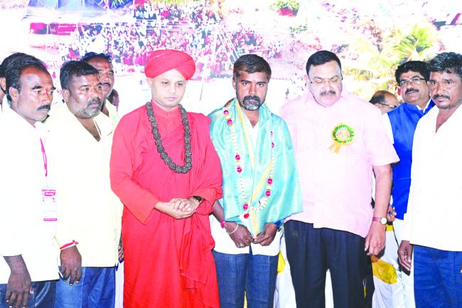 ಸಾಮಾಜಸೇವಕ ಡೋಣೂರಮಠಗೆ ಸಿದ್ಧರಾಮೇಶ್ವರ ಸ್ವಾಮೀಜಿ ಸನ್ಮಾನ  