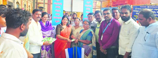 ಕೆನರಾ ಬ್ಯಾಂಕ್‌ನಿಂದ ಯಲ್ಲಮ್ಮನ ಗುಡ್ಡದಲ್ಲಿ ಮಜ್ಜಿಗೆ ವಿತರಣೆ 