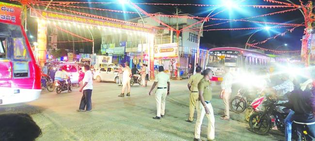 ಜಾತ್ರಾ ಜೋಶ್ನಲ್ಲಿ ಮುಂಡಗೋಡ ಗಿಜಿಗುಡಿದ ರಸ್ತೆ: ರಾತ್ರಿವರೆಗೂ ಜನಸಾಗರ  