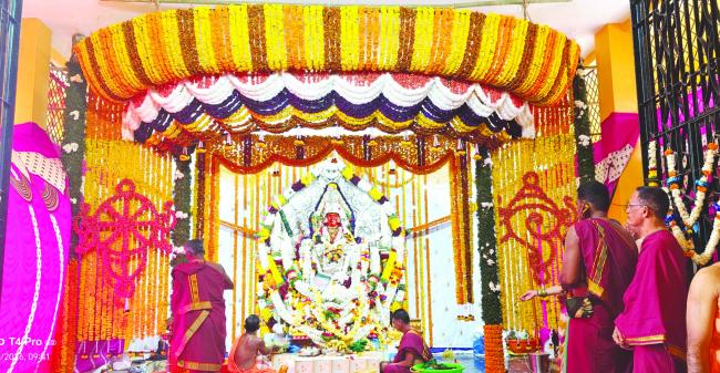 ಹಳದಿ ಪುಷ್ಪ ವೈಭವದಿಂದ ಮಿನುಗುವ ಅಮ್ಮ ಮಾರಿಕಾಂಭ! 