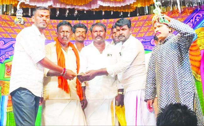 ಪಾಂಡು ವಿಜಯ ನಾಟಕಕ್ಕೆ ಮುರಳಿ ಕೃಷ್ಣ ಅವರಿಂದ ಕಿರು ಕಾಣಿಕೆ  