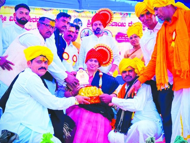 ಚಿನ್ನದ ಸರದೊಂದಿಗೆ ಸನ್ಮಾನಿಸಿದ ಗ್ರಾಮಸ್ಥರು: ಜನರ ಪ್ರೀತಿಗೆ ಬೆಲೆ ಕಟ್ಟಲಾಗದು ಎಂದ ಸಚಿವೆ ಲಕ್ಷ್ಮೀ ಹೆಬ್ಬಾಳಕರ್ 