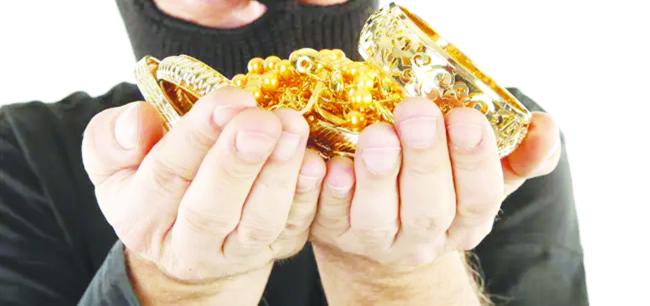 ಹಗಲು ಹೊತ್ತಿನಲ್ಲೇ ಮಹಿಳೆ ಕೊರಳಲ್ಲಿಯ ಸರ ಕದ್ದು ಪರಾರಿಯಾದ ಖದೀಮರು 