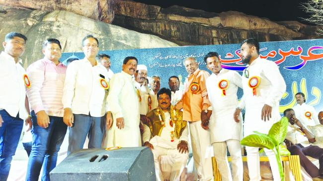 ಉರುಸ್ ಯಶಸ್ವಿಗೆ ಶ್ರಮಿಸಿದ ಅಧ್ಯಕ್ಷ  ಪಾಷಾ ಕಾಟನ್ ಗೆ ಸನ್ಮಾನ  