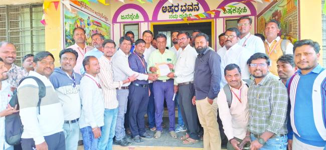 ಪ್ರಾಥಮಿಕ ಶಿಕ್ಷಕರ ಬೇಡಿಕೆಗಳನ್ನು ಈಡೇರಿಸಲು ಶಿಕ್ಷಣಾಧಿಕಾರಿ ಬಸವರಾಜಪ್ಪ ಆರ್‌. ಅವರಿಗೆ ಮನವಿ 