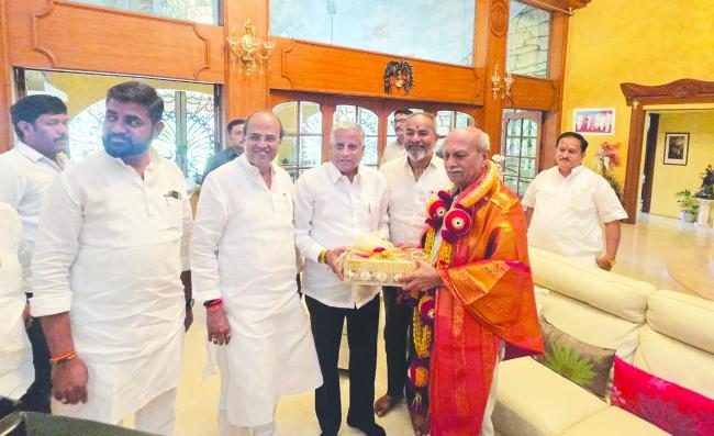 ಡಾ. ಪ್ರಭಾಕರ ಕೋರೆಗೆ ವಿ.ಸೋಮಣ್ಣರಿಂದ ಸನ್ಮಾನ 