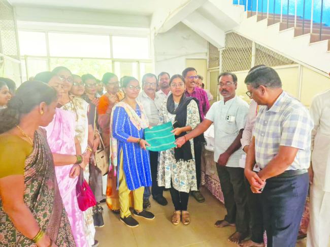 ಖಾದಿ ಉಡುಪು ಖರೀದಿಗೆ ಜಿಲ್ಲಾಧಿಕಾರಿ ಲಕ್ಷ್ಮಿಪ್ರಿಯಾ ಚಾಲನೆ  