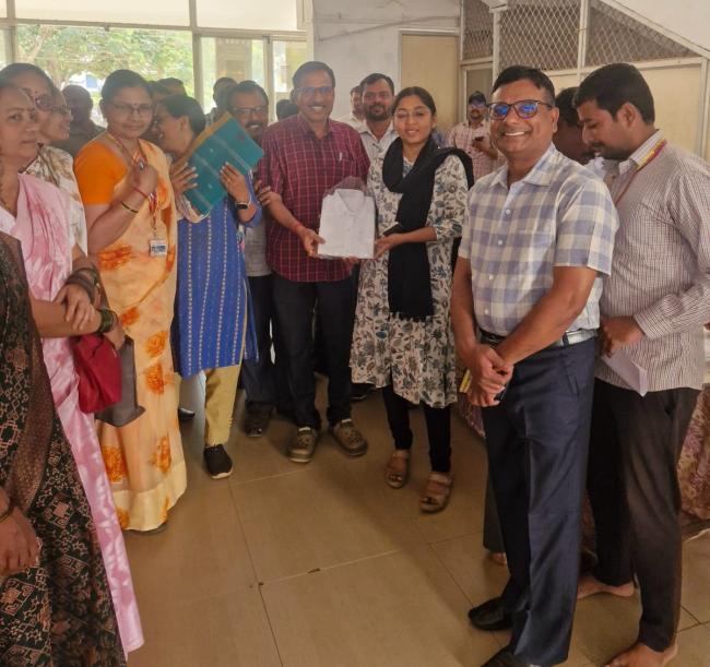 ಖಾದಿ ಉಡುಪು ಖರೀದಿಗೆ ಉತ್ಸಾಹ ತೋರಿದ ಸರಕಾರಿ ನೌಕರರು