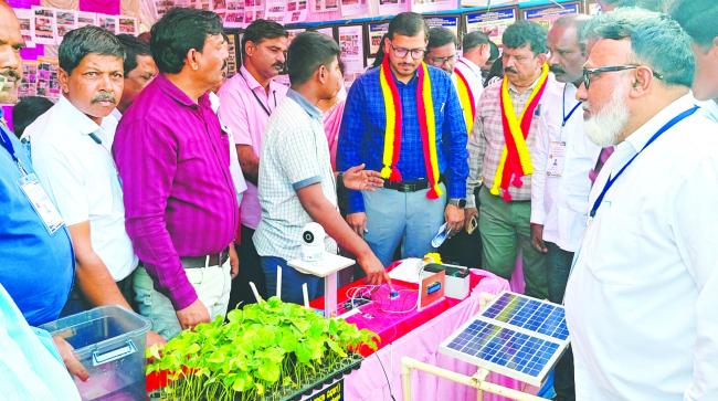 ವಸ್ತುಪ್ರದರ್ಶನ ಮಳಿಗೆಗಳಿಗೆ ಸಿಇಒ ಭೇಟಿ 