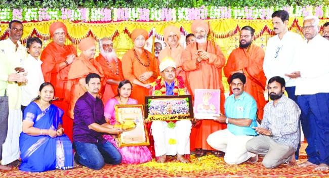 ಸೋಮನಗೌಡ ಪಾಟೀಲಗೆ ಗವಿಶ್ರೀ ಪ್ರಶಸ್ತಿ ಪ್ರದಾನ’ವೀರಶೈವ ಮಠಗಳಿಂದ ಅನ್ನ,ಅಕ್ಷರ  ಕ್ರಾಂತಿ