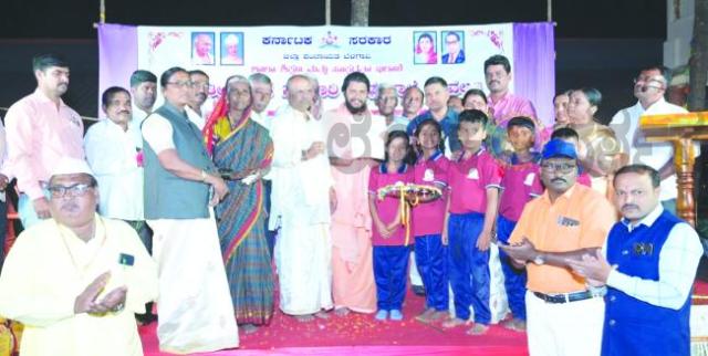 ಆಧುನಿಕ ಶಿಕ್ಷಣ ಜೊತೆಗೆ ಸಂಸ್ಕಾರವೂ ಬೇಕು: ಚನ್ನಬಸವ ದೇವರು  