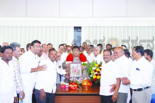 ಸಂಬಣ್ಣಿ  ವಿಡಿಎ ಅಧ್ಯಕ್ಷರನ್ನಾಗಿ ನೇಮಕ ಮಾಡಿದ ಹಿನ್ನೆಲೆ ಸಚಿವ ಎಂ. ಬಿ. ಪಾಟೀಲರಿಗೆ ಸನ್ಮಾನ 