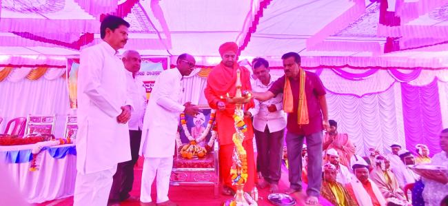 ದುಂದು ವೆಚ್ಚದ ಆಡಂಬರಕ್ಕಿಂತ ಸಾಮೂಹಿಕ ವಿವಾಹ ಉತ್ತಮ : ಶಿವಕುಮಾರ ಸ್ವಾಮೀಜಿ 