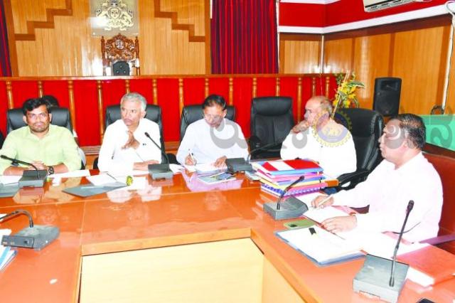 ಕಂದಾಯ ಇಲಾಖೆ ಪ್ರಗತಿ ಪರೀಶೀಲಿಸಿದ ಸಚಿವ ಕೃಷ್ಣ ಬೈರೇಗೌಡಕಂದಾಯ ಸೇವೆಗಳು ಆನ್ಲೈನ್ ದಿಕ್ಕಿನಲ್ಲಿ: ಪ್ರಗತಿ ವೇಗಗೊಳಿಸಲು ಸಚಿವರ ಸೂಚನೆ 